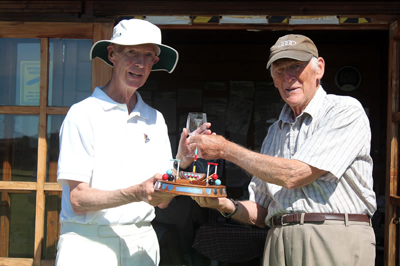 Stephen Read presents The winner, Peter Dexter, with The Read Trophy